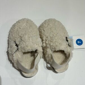 Kids Cream Fuzzy Slip-On Shoes cat and Jack. Size 7 NWT cozy and comfy
